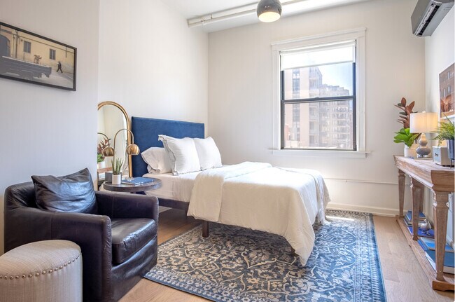 Photo - 810 N Clark St