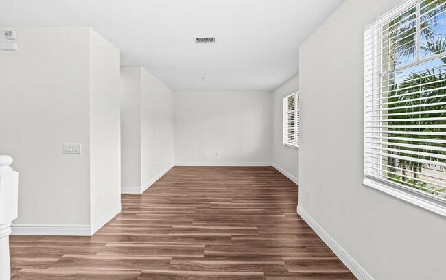 Photo - 536 NW 39th Cir
