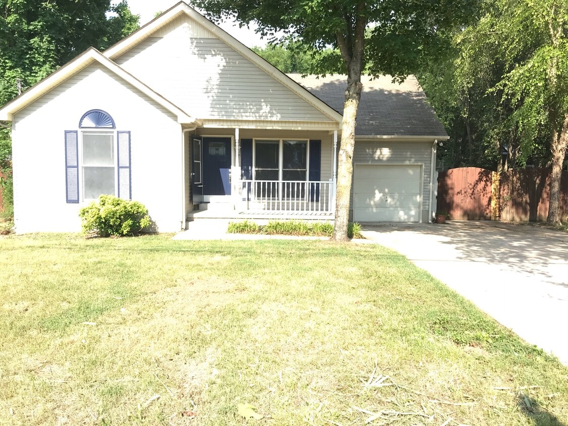 Front view - 1122 Woods Edge Dr (Murfreesboro, TN)