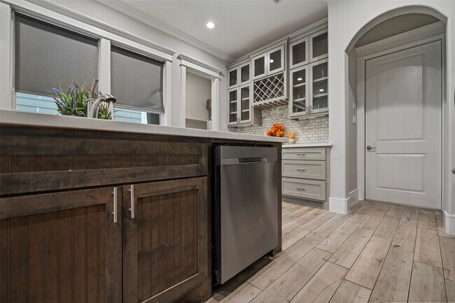 Photo - 6533 Castlebay Dr