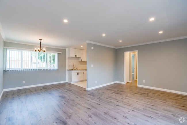 2BR, 1BA - 750SF