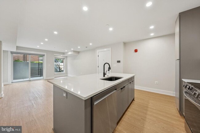 Building Photo - 2134 Wisconsin Ave NW Unit 4 Rental
