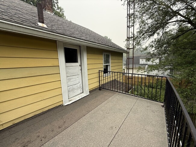 Photo - 915 Woodstock Ave