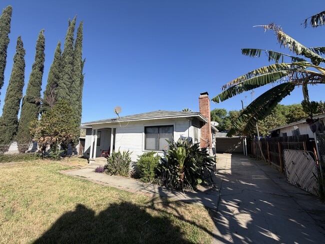 Building Photo - 858 W 23rd St