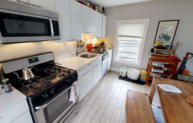 Building Photo - 13 Pleasant St Unit 2 Rental