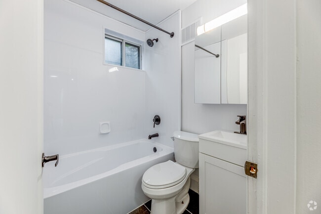 2BR, 1BA - 570SF - Bathroom
