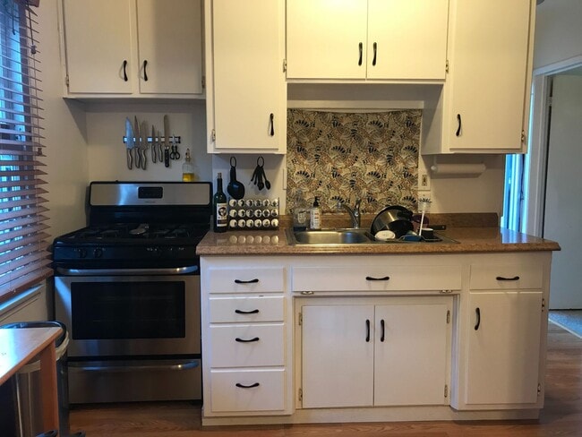 Building Photo - 750 Mountain View St Unit 750-B