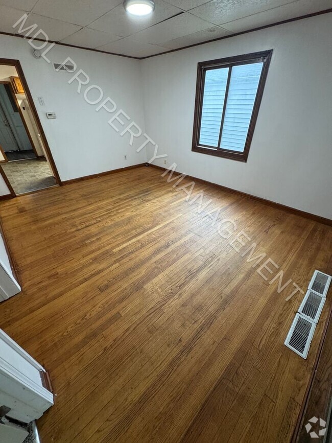 Building Photo - 3 Bedroom 1 Bathroom Home