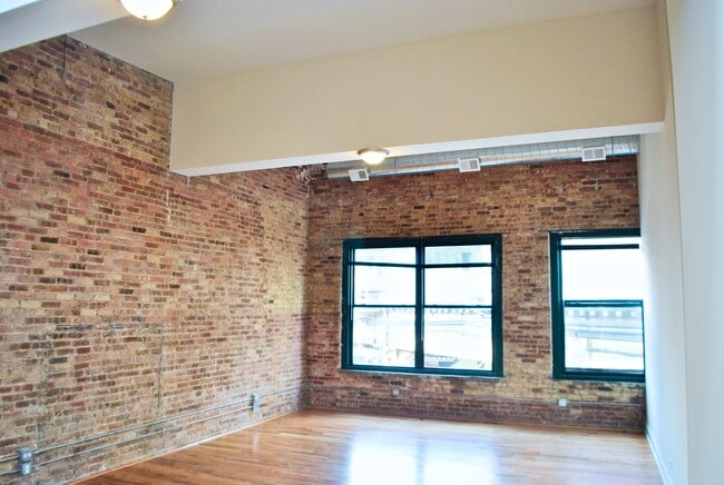 Building Photo - 2025 W North Ave Unit 2A