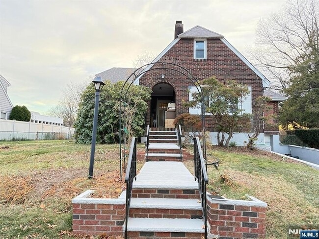 Building Photo - 272 Frances St