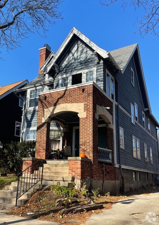 Building Photo - 1812 E Newberry Blvd Unit 1812 E Newberry Blvd Rental