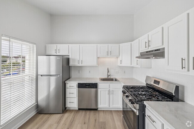 2BR, 2BA - 1,020SF - Kitchen / Dining Room - The Apartments at Wellington Trace