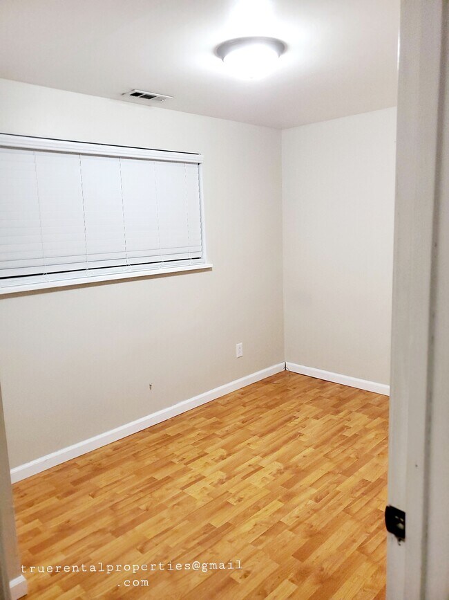 Entrada al dormitorio 2 - 3343 Ward Ave