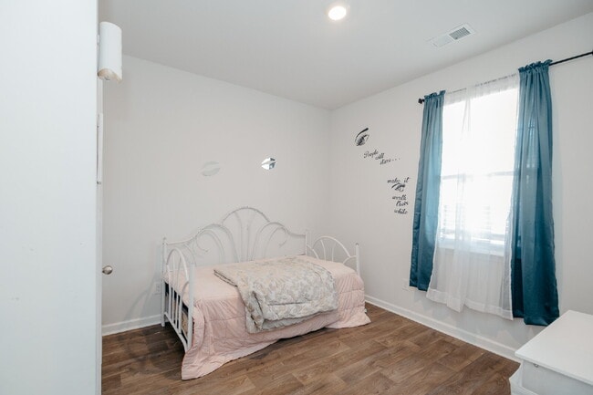 Building Photo - "One Level, Charming 3 bedroom 2 Bath in Goose Creek – 1256 Sq Ft of Comfort!"