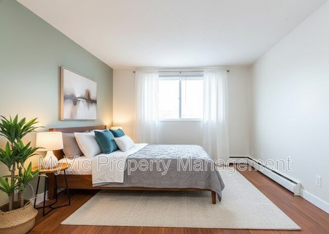 Building Photo - 10040-10154 154 St Unit One-Bedroom