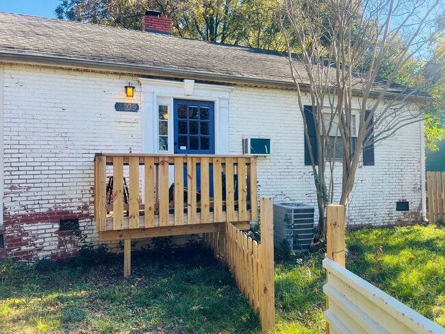 Building Photo - 2 bed, 2 bath in LOSO.