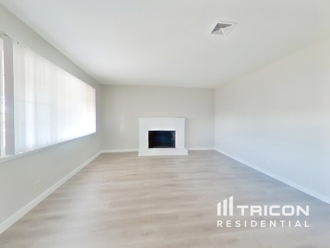 Photo - 372 Hopkins Dr