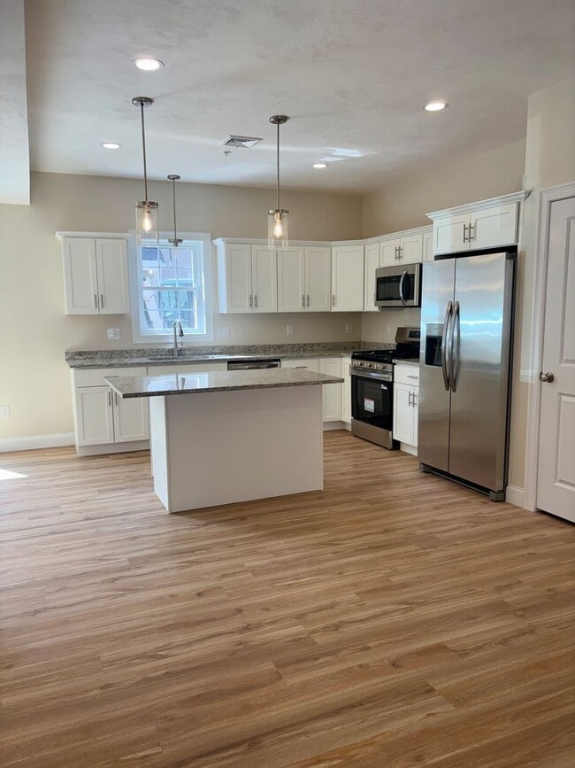 Building Photo - Brand New Townhouse-Style Living with Modern Finishes
