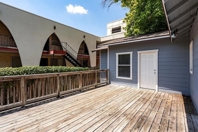 2802 Salado St