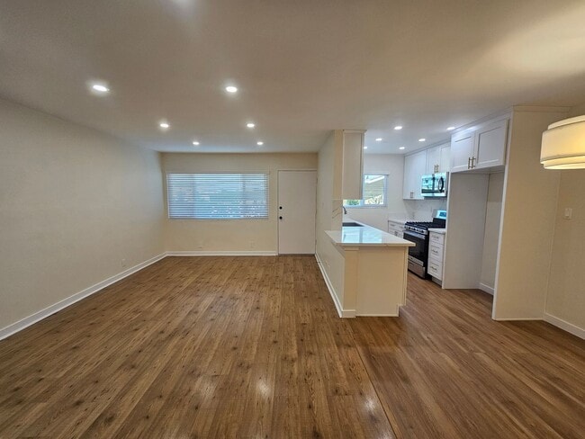 Building Photo - 561 E Orange Grove Ave