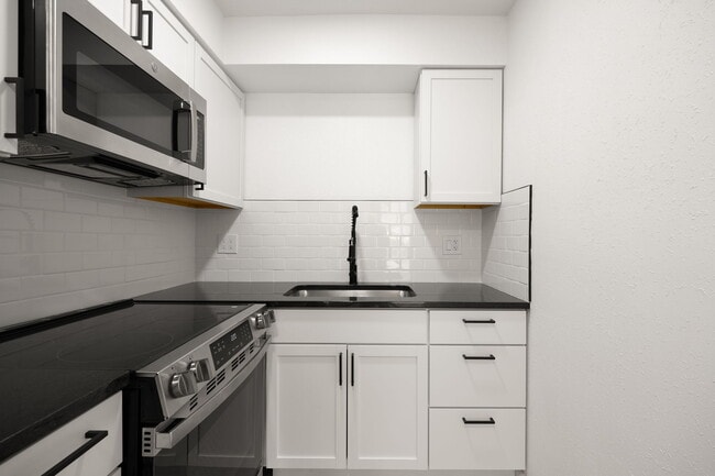 Photo - Hampton Court Apartments