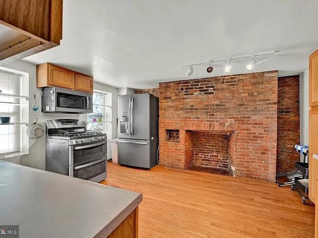 Kitchen 1st floor - 1005 S Kenwood Ave Unit Apt A