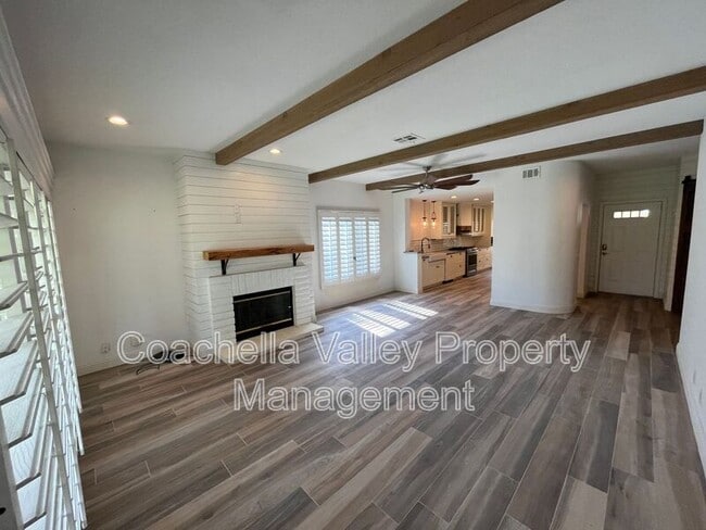 Building Photo - 289 Vista Royale Cir W