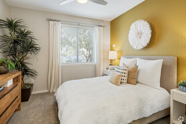 1BR, 1BA - 724SF - Bedroom