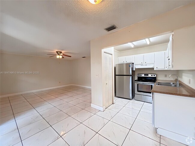 Building Photo - 6032 SW 27th St Unit 3 Rental