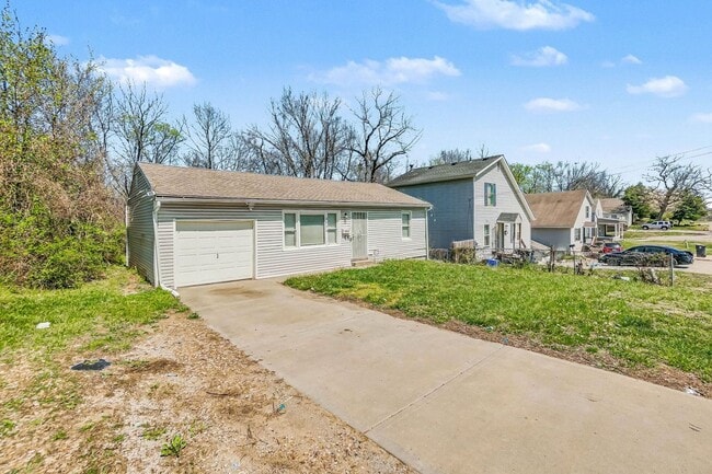 Photo - Charming Two Bedroom, One Bathroom Home Near Kansas City Zoo!