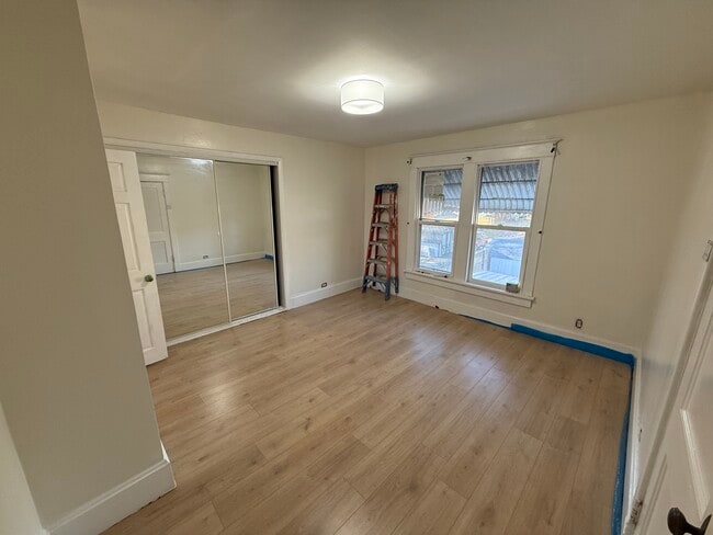 Photo - 2-912 E 6th St