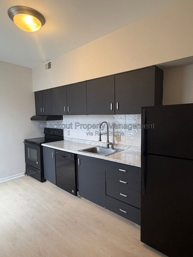 Building Photo - 5531 Pershing Ave Unit 32