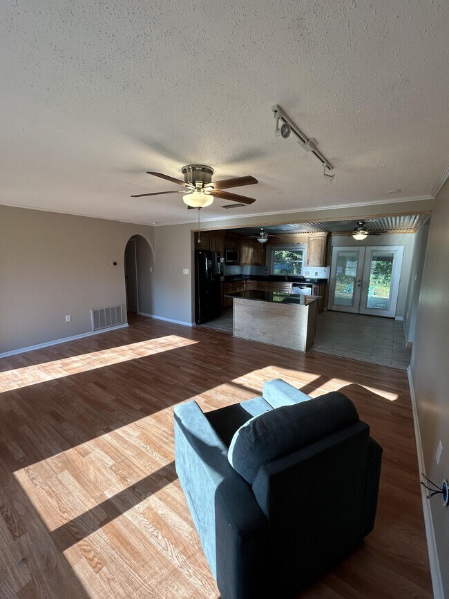 Photo - 307 Spring Ln