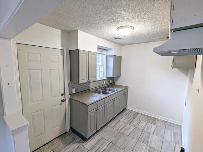 Photo - 3151 Kingston St