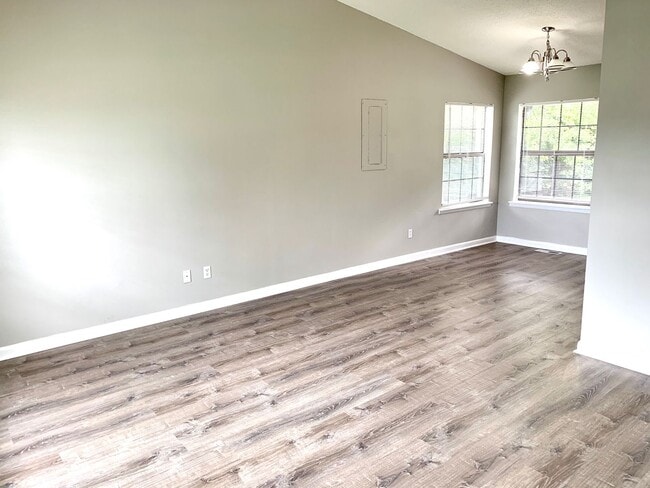 Photo - 208 State Line Rd