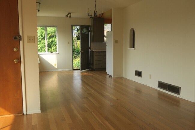 Photo - 5130 Manila Ave