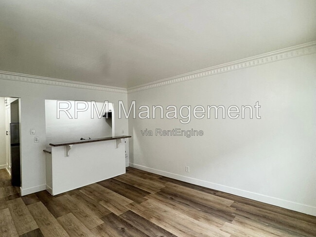 Building Photo - 1041 1/4 South Norton Avenue Unit 1041 1/4