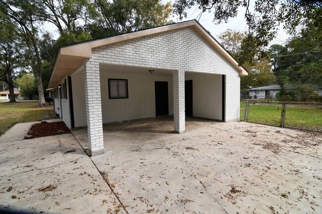 Photo - Newly Renovated!  3 bedroom, 1 bath home off Baker Blvd with easy access to Plank