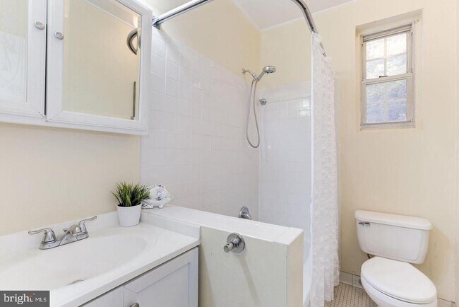 Photo - 3051 Idaho Ave NW Unidad 101