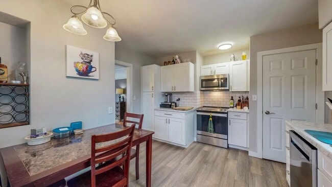 Building Photo - Welcome to this charming 2-bedroom, 1-bath... Rental