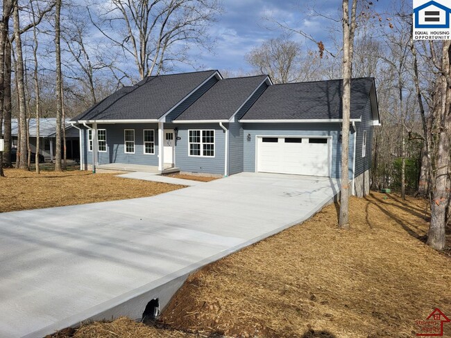 Photo - 165 Lakeshire Dr