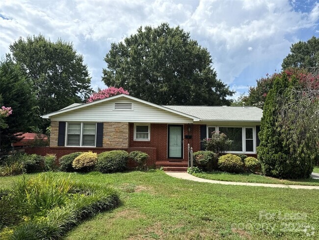 Building Photo - 1521 Woodhill Ln Rental