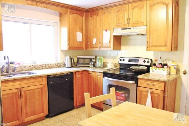 Building Photo - 3 bedroom in Newton MA 02467 Unit 1 Rental