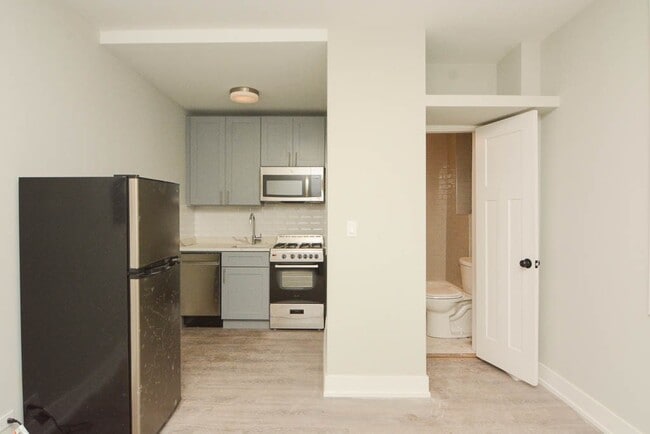 Building Photo - 533 W Belmont Ave Unit J04P