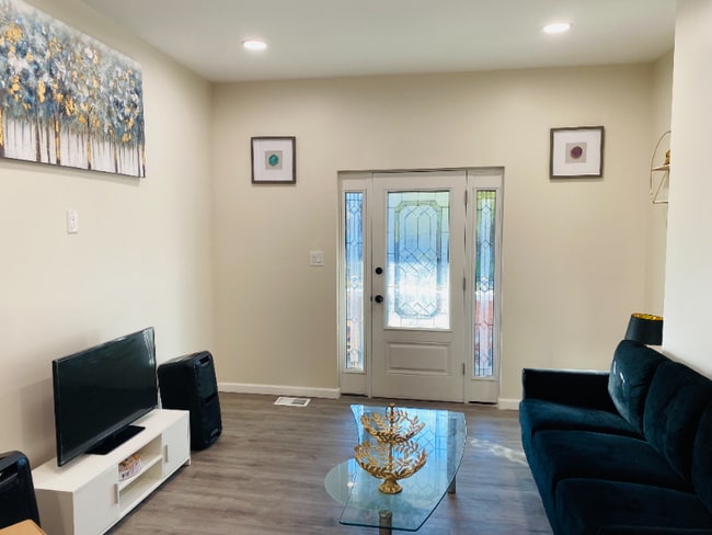 Photo - 1036 Chislett St Unit 1