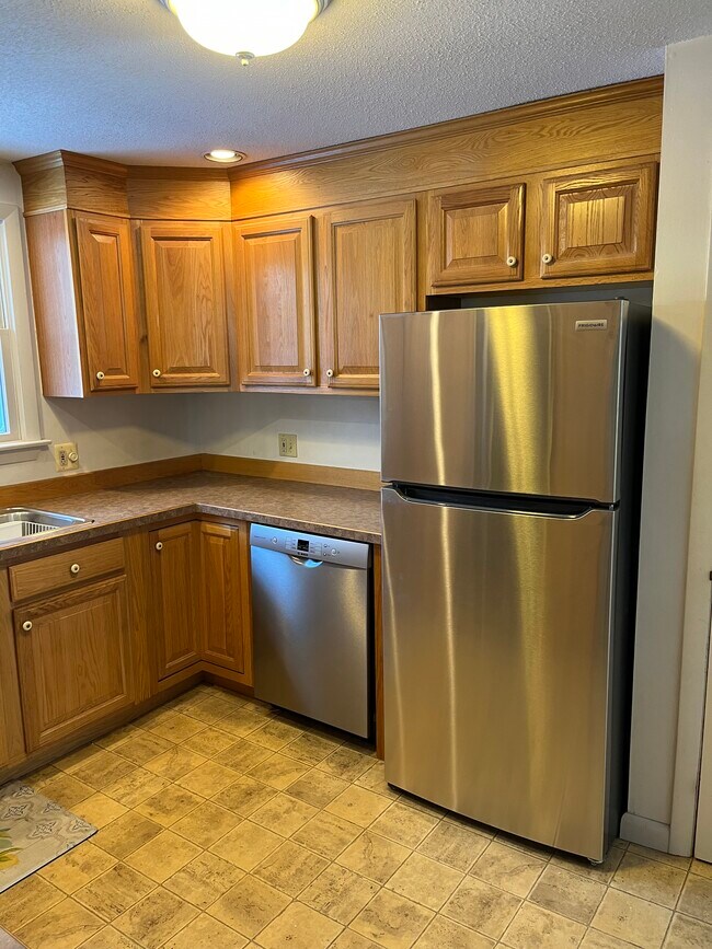 Photo - 611 Amherst Rd