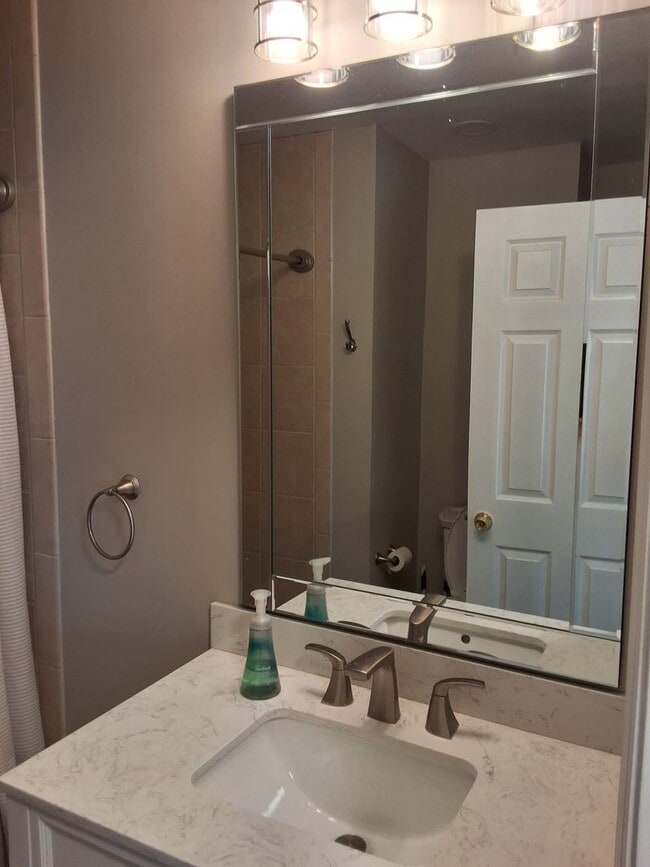 Photo - Knoxville 37914 - FULLY FURNISHED! 3 bedroom, 2 bath home - SHORT TERM LEASE AVAILABLE - Contact ...