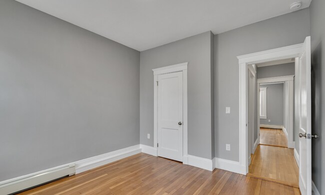 Building Photo - 142 Sutherland Rd Unit 2 Rental