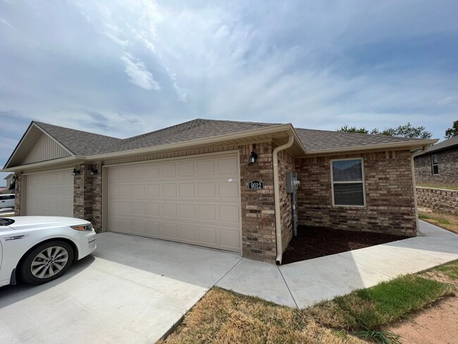 Building Photo - 9012-9014 Sandra Way Unit 9012