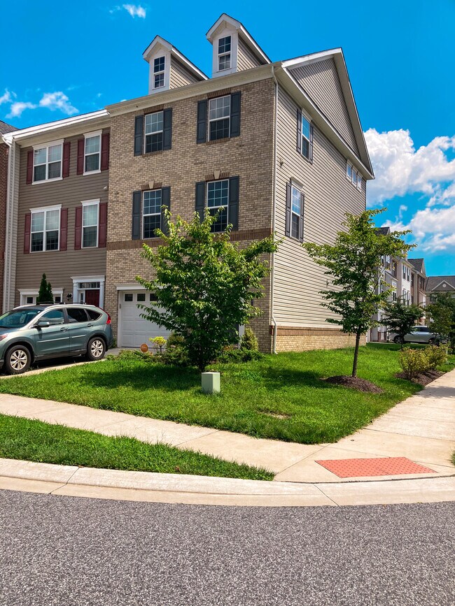 Three-level extra-wide end-of-row corner townhome The Preserve at Windlass Run 2416 square feet! - 1031 Ramble Run Rd Townhome